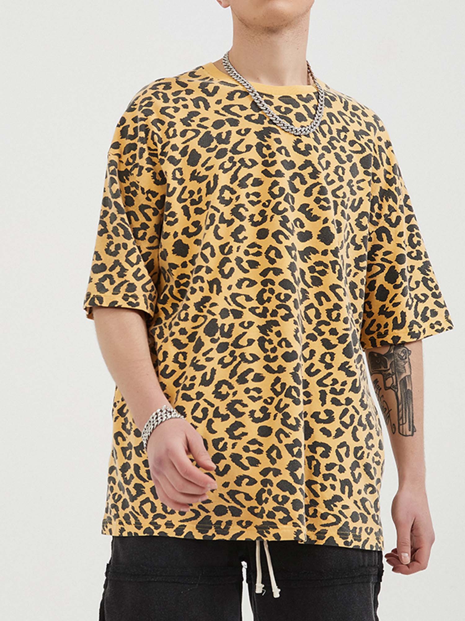 JUSTNOTAG Gelbes Kurzarm-T-Shirt aus 100 % Baumwolle mit Leopardenmuster
