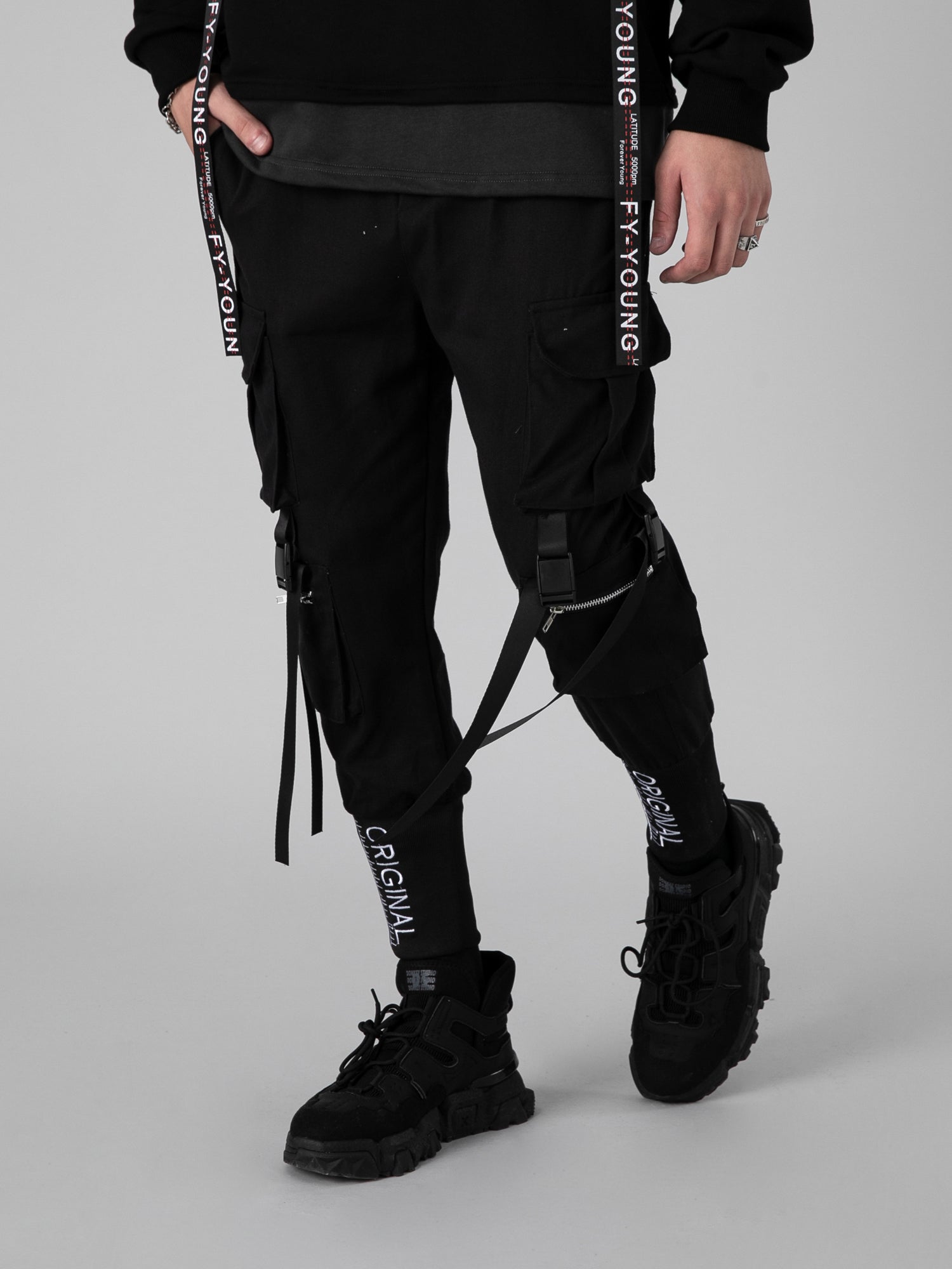 JUSTNOTAG Pantalon de jogging noir à bretelles serrées