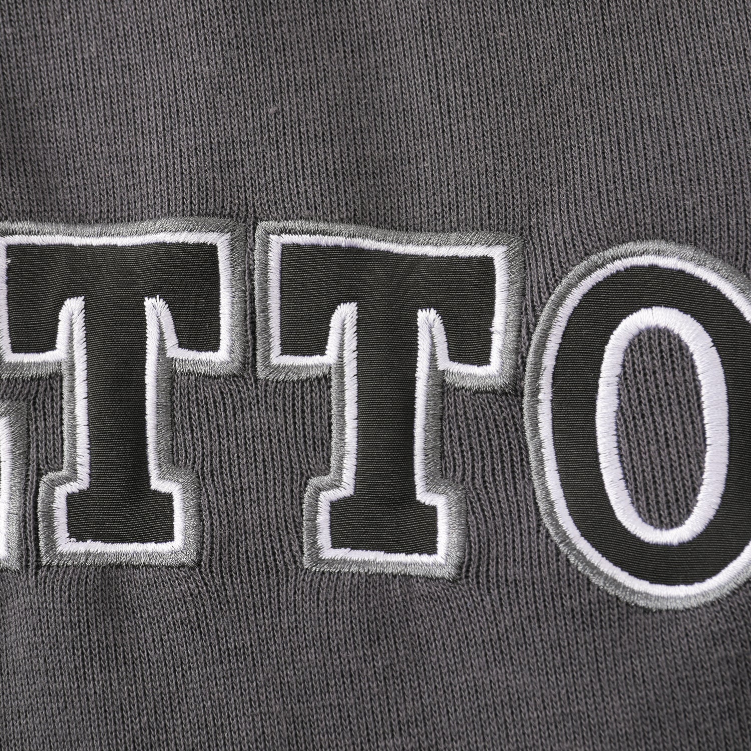 Justnotag College-Jacke mit Buchstabenstickerei in farblich passender Farbe