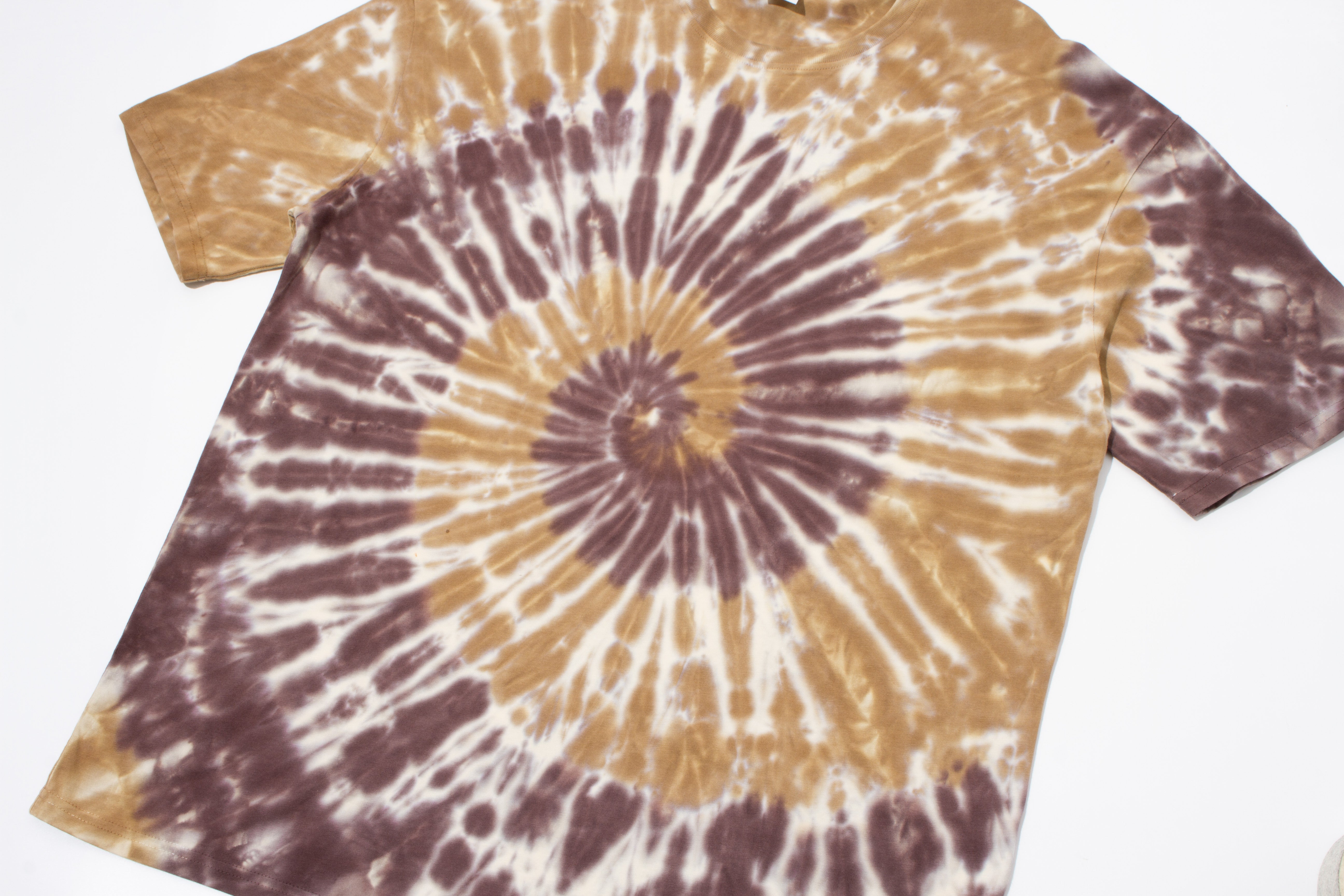 JUSTNOTAG Schillerndes Kurzarm-T-Shirt aus 100 % Baumwolle – Tie Dye