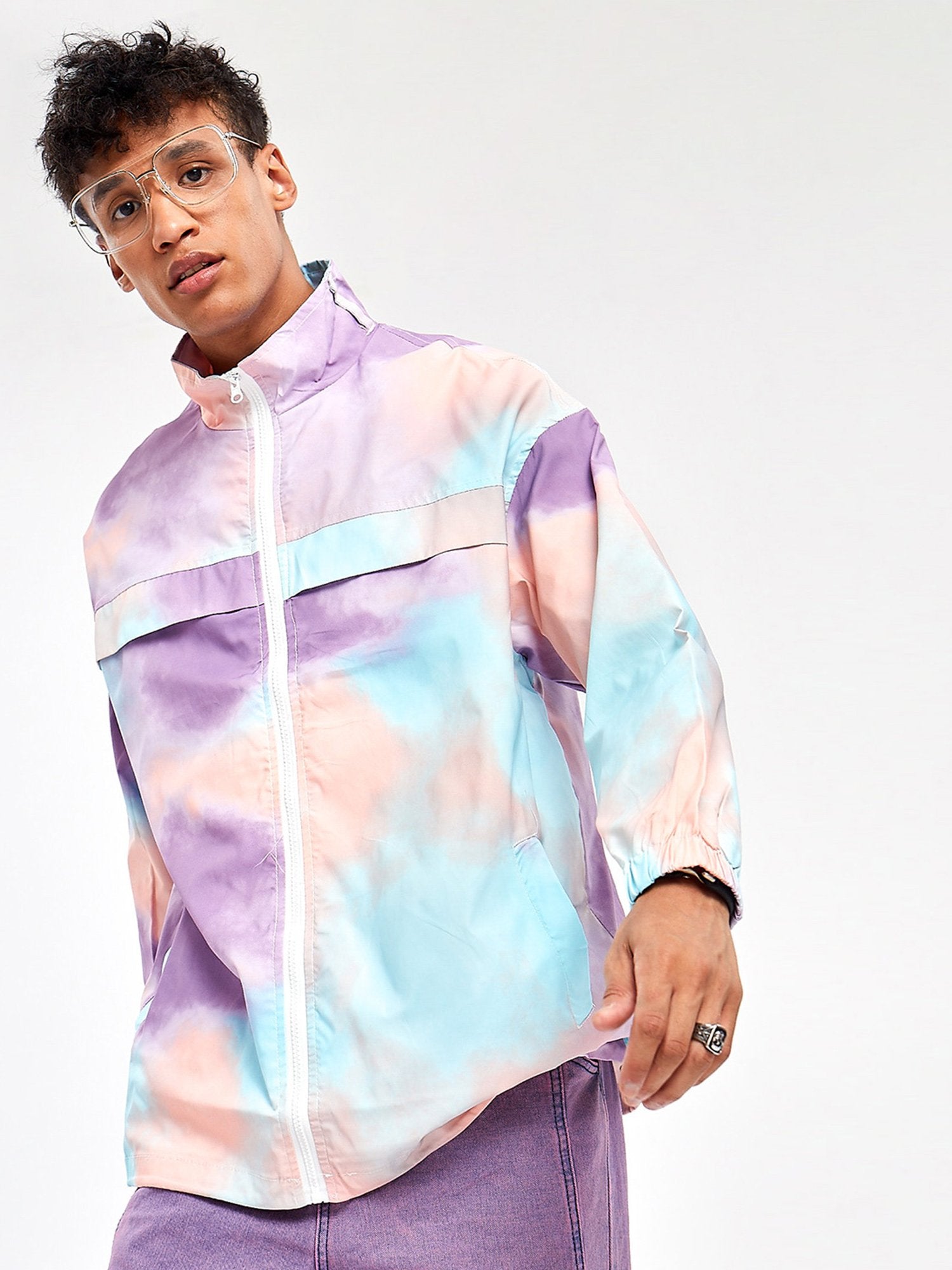 JUSTNOTAG Lavendelfarbene Jacke mit Polyesterkragen und Farbverlauf