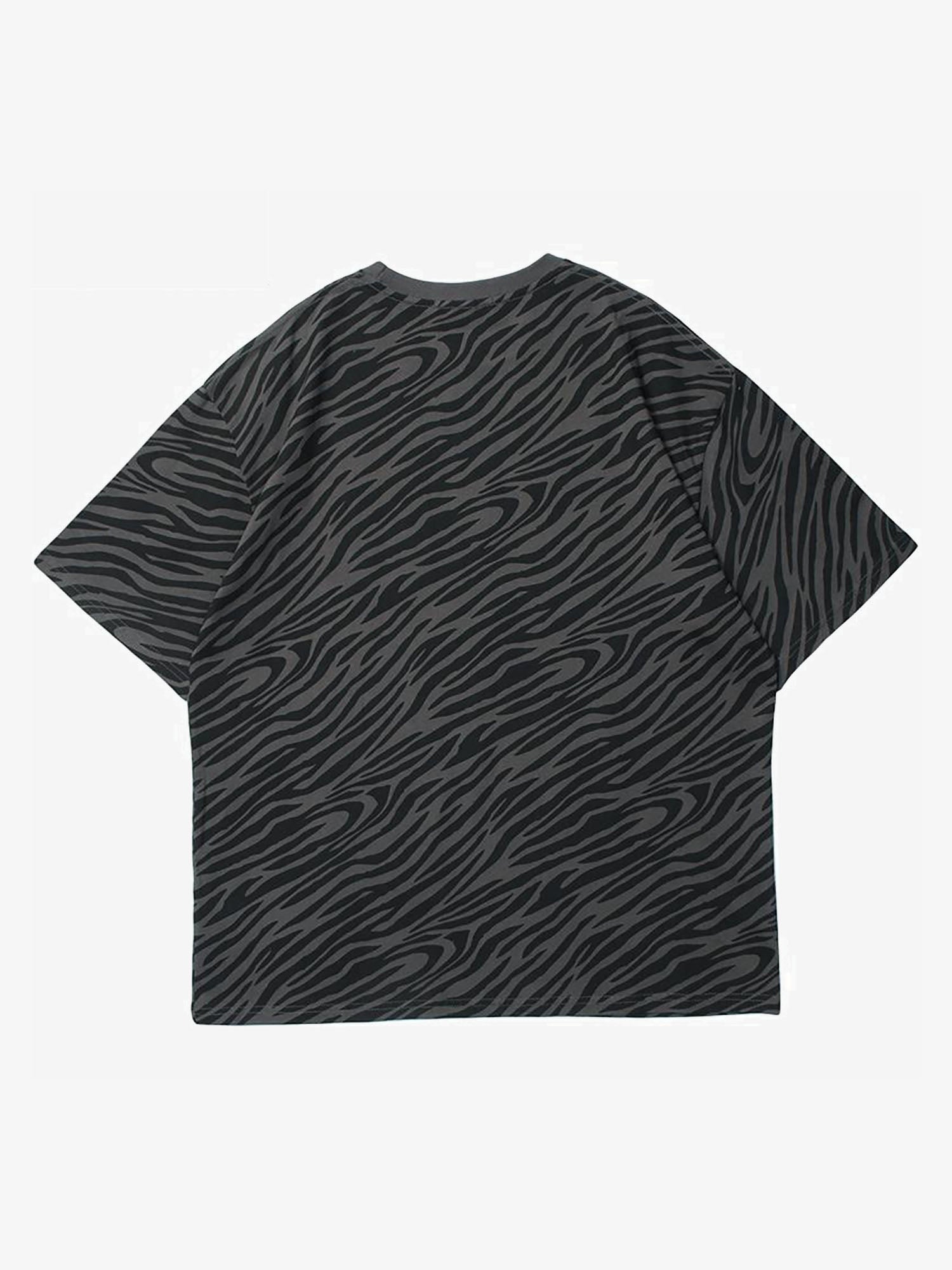 Justnotag Zebra Striped Bear Hugging Bear Print T-shirt manica corta