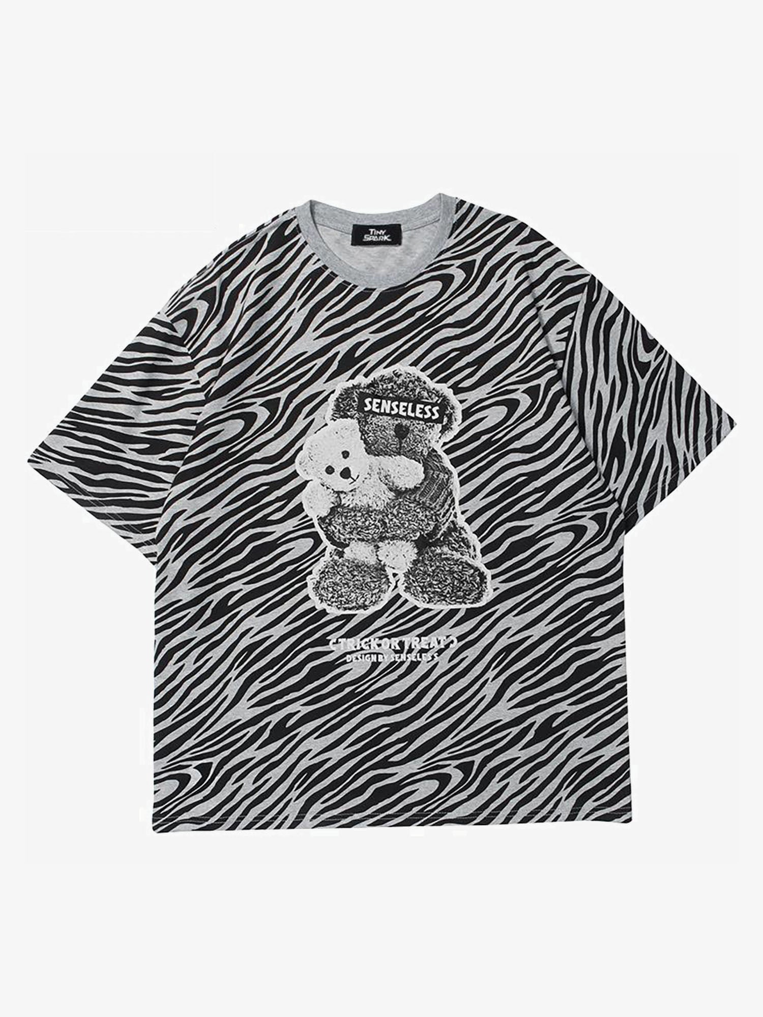 Justnotag Zebra Striped Bear Hugging Bear Print T-shirt manica corta