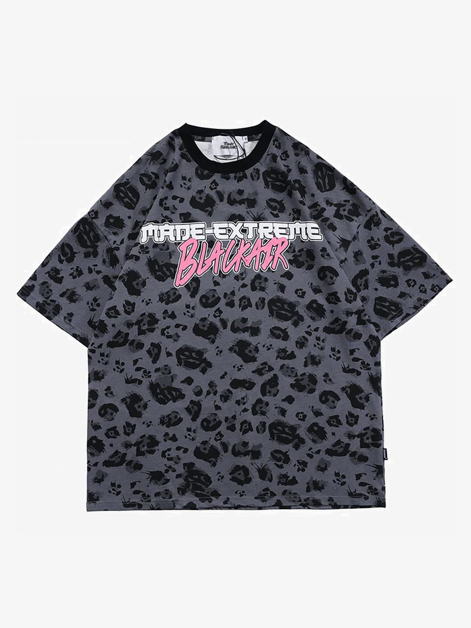 Justnotag Kurzarm-T-Shirt mit grauem, schwarzem Leoparden-Buchstabendruck